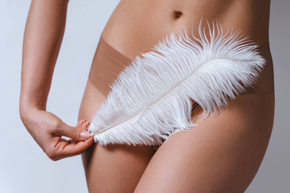 women hiding her underwear with white ostrich feathers