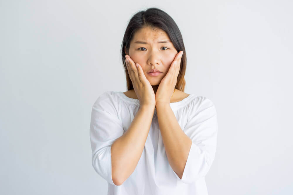 lady with dull, uneven, pigmented sskin that can be treated with yellow led light skin therapy